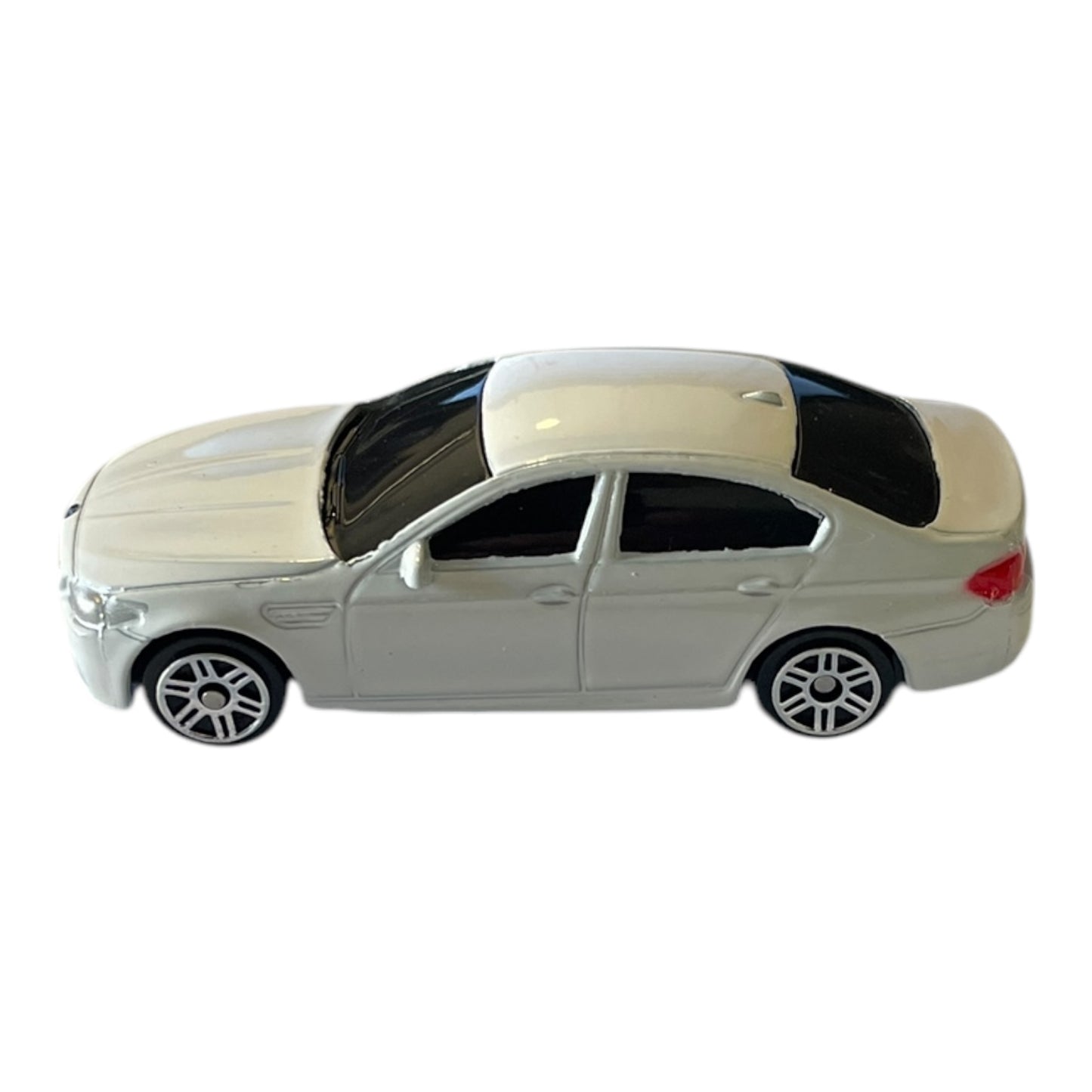 Model RMZ City BMW M5, Die Cast Collection, scara 1:64, culoare alb, detalii realiste 🔳 0634474673448